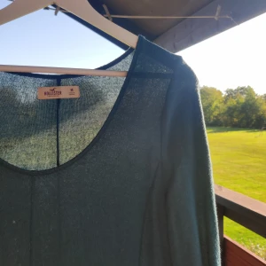 Klänning - Superfin grön klänning från Hollister 💚 Väldigt mjuk i materialet och stretchig! Fnkar utmärkt nu till hösten 🍁 Detaljer vid ärmarna och i midjan. Storlek M-L