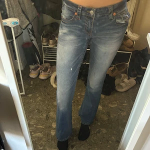 True religon joey rainbow jeans  - Jättesnygga och oanvända lågmidjade  jeans från true religon, köpta på best of brands efter sommaren för 1 599 kr 💕