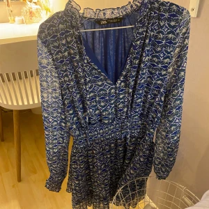 Zara klänning  - oanvänd klänning från zara, säljer då den inte kommer till användning🩵