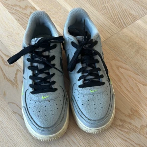 NikeAirForce1 storlek 38 - Säljer Nike air force de är i fint använt skick. En liten spricka i sömmen ( se bild 3).
