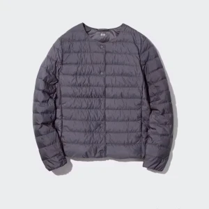 Uniqlo jacka  - Säljer denna jättefina blå/lila uniqlojackan utan defekter! perfekt till våren!!🌸🌷 Nypris är 849kr (tredje bilden lånad)