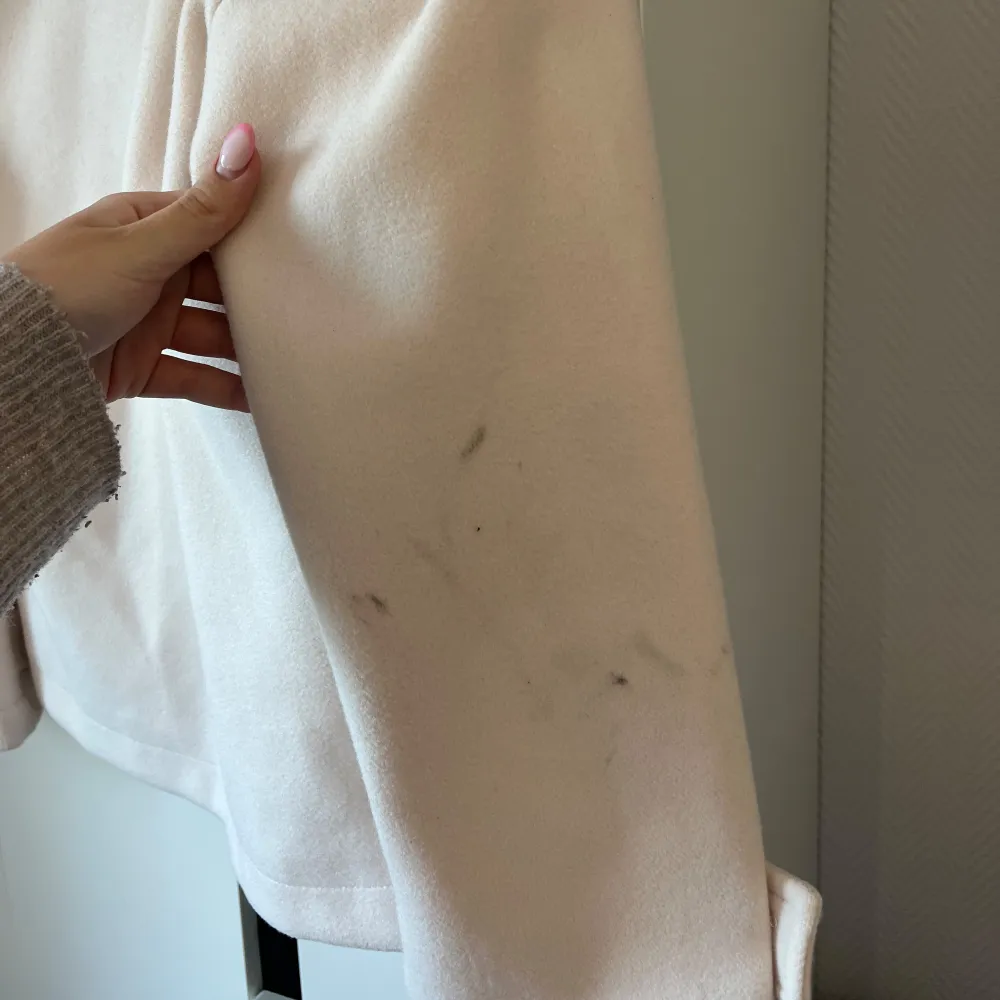 Design by si kappa - GINALLI COAT - OFF-WHITE M/L. Har några fläckar på baksidan av armen. Inte testat att tvätta bort de, går nog bort i tvätt. Annars fint skick. Köpt för 750kr. Jackor.