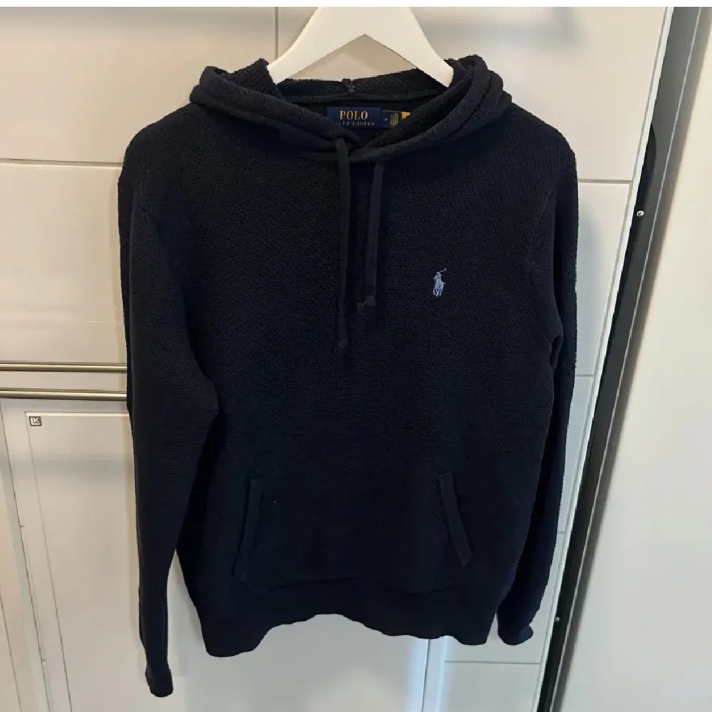 Riktigt snygg och skön stickad Ralph lauren hoodie i topp skick, nypris på den är 3000, hör av er vid funderingar . Hoodies.