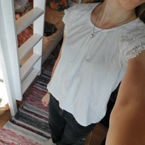 Vit tröja med spets - En vit tröja med spets på ärmarna, egentligen i storlek 152 på barn, men passar mig som är XS