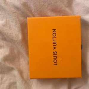 LW armband silver - Köpte detta armband för ett tag sen men har knappt använt. Är mer av en guld grabb så har it använt den alls typ mer bilder skriv gärna 