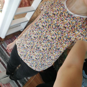 Blommig t shirt - En nästan oanvänd blommig t shirt som egentligen är i storlek 164 på barn, men passar mig som xs