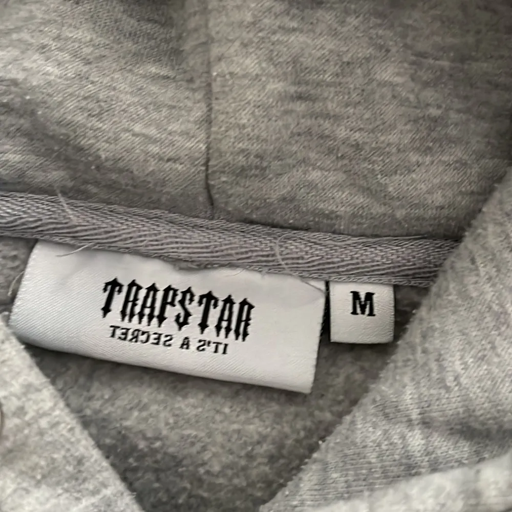 Säljer min trapstar tröja i färgen grå. Mycket bra skick, finns inga skador och har använt den ett par gånger. Size M och passar perfekt. Pris kan alltid diskuteras vid snabb affär . Hoodies.