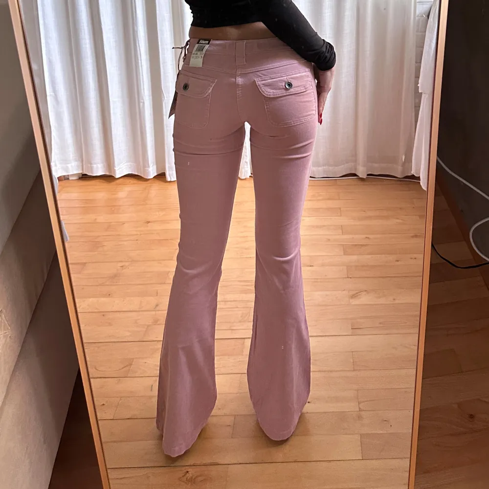 Vintage rosa mjuka jeans med lapp kvar💓midja 35 (+stretch) innerben 81 jae 165. Jeans & Byxor.