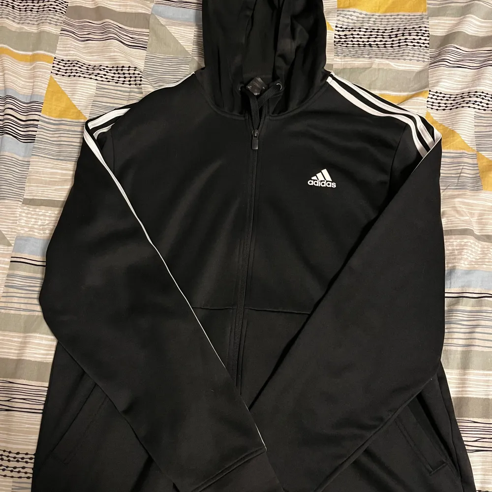 Adidas zip up hoodie i storlek L . Tröjor & Koftor.