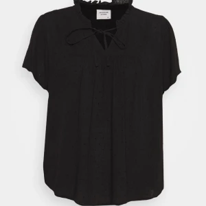 Blus - Säljer en fin svart blus i bra skick, den är använd ett par gånger men finns inga defekter🩷 Nypris: 289 SEK säljer för: 129 SEK - pris går att diskutera 