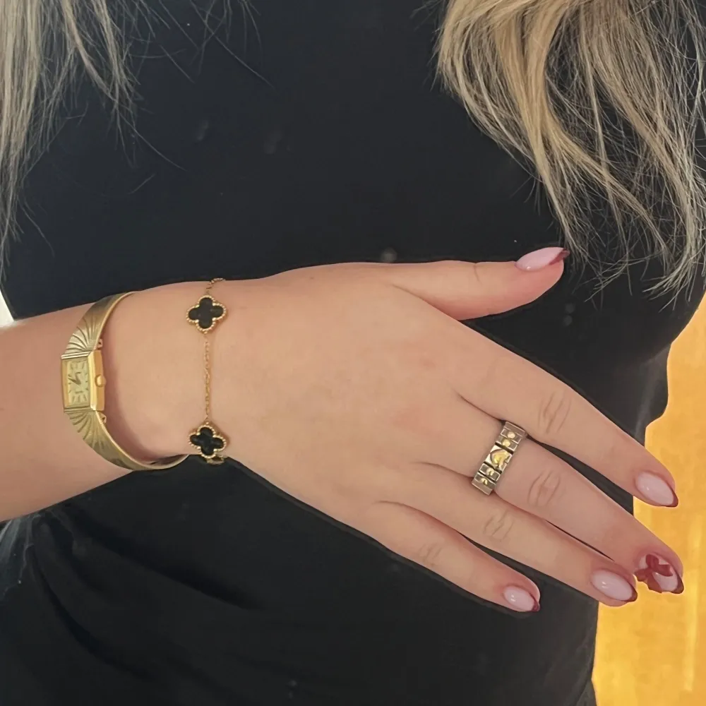 Säljer en superfin ring i guld och silver med en söt hjärtdetalj. Ringen har en stretchig design som gör den bekväm att bära. Perfekt för att ge en extra touch till din outfit! 18k guld. Rostfritt stål!. Accessoarer.