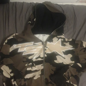 Trapstar zip hoodie - Använt ksk 2 gånger så kvaliteten är som ny.köppt från Trapstars egna hemsida. Storlek S men kan passa M