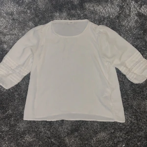 Blus - Säljer en fin vit blus i jättebra skick, den är använd ett få tal gånger och har inga defekter💗 Nypris: 174 SEK 