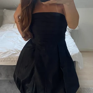 Cocktailklänning  - Oanvänd super snygg mörk marinblå klänning perfekt till fest💕💕💕💕