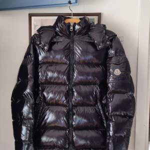 Moncler Maya. Storlek 3/L Passar mer som M. NFC funkar.   Fint skick.  Pris kan diskuteras