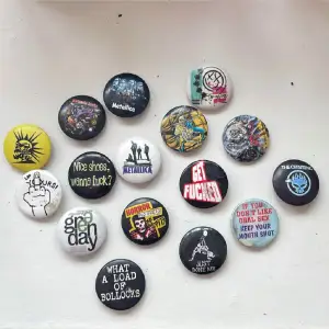 16 st punkiga pins i använt skick. 2,5 cm i diameter. Säljer inte separat