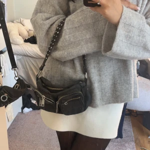 Väska från Noella - En liten väska från noella, väskan är ganska använt därför säljer jag den för ganska billigt pris💕