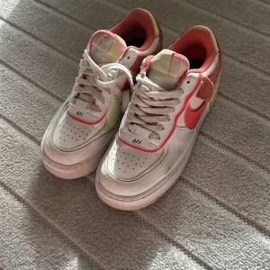 Nike air skor  - Snygga snekers i mycket bra skick.  Använda ett fåtal gånger.