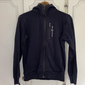 Sail Racing Bowman zip hood  - Marinblå Sail racing kofta i Storlek S. Skicket är bra, dock använd ganska mycket.   Nypris: 1500kr