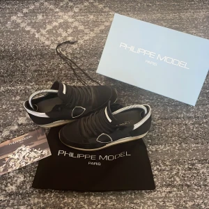 PHILIPPE MODEL 41 - Säljer mitt par PHILIPPE MODEL i storlek 41. Skorna är i bra skick bortsätt från sulan som inte syns när du har på dig skorna  