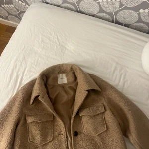 Teddy jacka - Säljer min teddy kappa då jag köpt en ny och den inte kommer till användning