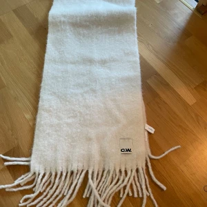 Vit halsduk - Jättefin vit halsduk köpt förra vintern från Carin Wester. Aldrig använd, säljer på grund av att den inte kommer till användning. 
