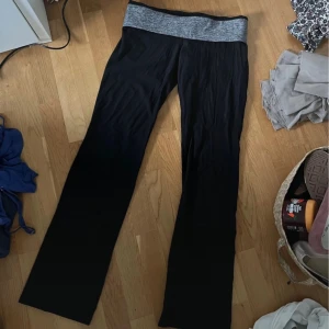 Victoria secret yoga pants - Jättesnygga tränings byxor från Victoria secret, köptes för 400kr, Skriv om du har fler frågor💞