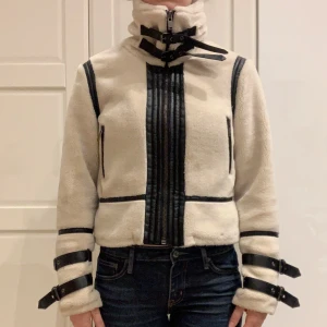 Teddyjacka med detaljer🤩 - Så cool🙏 jae xs-s för referens men passar säkert liten M också. Lagat foder i armhålan men inget som märks