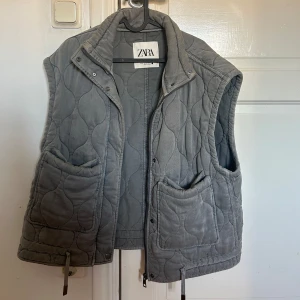 Väst  - Säljer min snygga väst ifrån Zara som jag köpte förra hösten. Kontakta mig för fler bilder och info🙌🏼 ( köpt för 700kr) 