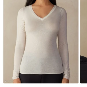 Intimissimi tröja - Intimissimi Kashmir tröja i storlek S färgen vanilla som har en liten defekt på höger ärm, en tråd som lätt går att fixa annars i gottskick och inga defekter🥰 köptes för 459kr säljs för 200kr