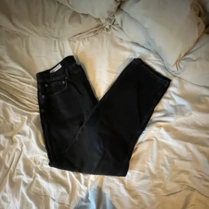 Svarta straight fit jeans från Zara - Storlek: EUR 42. Aldrig använda 10/10 skick