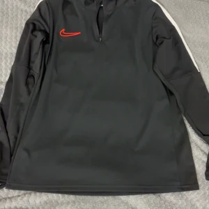 Nike tröja  - Säljer denna Nike tröja för att den passar inte längre, den är i storlek L men passar perfekt till storlek M