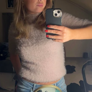Tröja  - Fluffig stickad tröja med kortärm från Lindex💕 Använd Max 5 gånger, väldigt fint skick!!