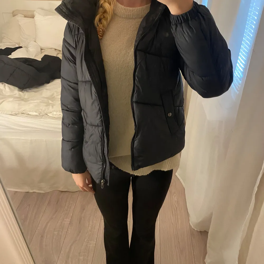 En skön vinterjacka från veromoda. Är för liten för mig men tycker om den jätte mycket❤️. Takit.