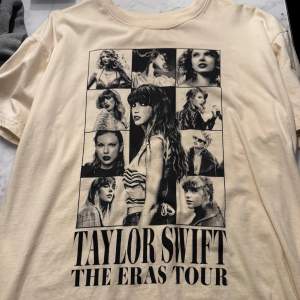 taylor swift tshirt i beige. köpt på hennes konsert den 18 maj. säljer då jag inte har användt den sen jag köpte den 💞