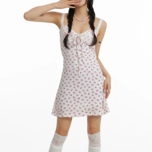 vit rosa blommig klänning  - säljer då den tyvärr aldrig kommit till användning ♡  köpt för ~500kr i korea 