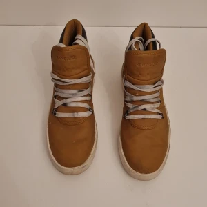 Everest Skor Strl 39 - Storlek: 39  Märke: Everest  Säsong: Vår/Sommar/Höst  Skick: Använd, Synligt   Nackdelar: Sulan håller på att släppa lite, samt missfärgning. (Se bilder)  Nypris: Vet ej  Vid Intresse: Rengjord och sulan ommålad med vit skofärg (så gott det går). 