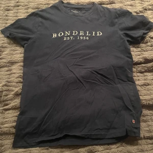 Bondelid - Tjena! Säljer nu min bondelid T-shirt då jag rensar garderoben. skicket är 9/10. Nypris 300, mitt pris 75.