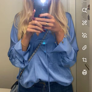 Mango blus - Blus från mango. Jättefint tyg som är lite glänsande. Så fin under en kavaj som på bilden, under stickad tröja eller bara för sig själv 😍😍💙