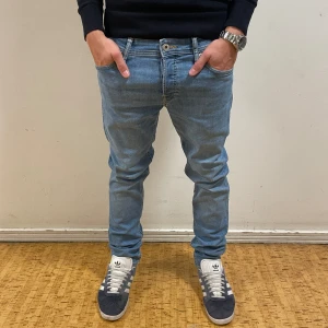 Jack & Jones | Jeans - // Jack & Jones | Nytt skick | Nypris runt 800 | Storlek W29 L32 | Hör av dig vid fler frågor // ressellfabriken 