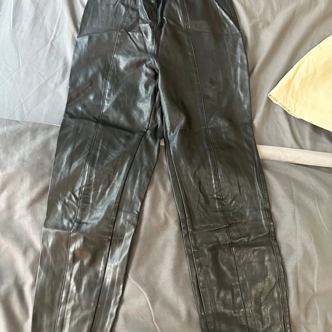 Läder byxor från H&M  - 90