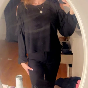 Svart blus - Svart blus från bikbok, den är i princip oanvänd och därmed nyskick, köpte förra året men glömmer bort att jag har den så tänker de e bättre den kommer till andvändning av nån annan💕 hör av er för fler bilder!