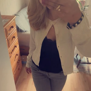 Beige kofta H&M - Säljer en superfin beige kofta från H&M i storlek M men den sitter bra på en person som har S, jättegullig nu till hösten att ha!💗🍂 använd 2-3 gånger, är i gott skick, priset kan diskuteras💗 tvättar alltid klädesplaggen innan frakten❤️ 