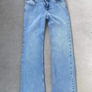 Raka lågmidjade jeans från Subdued i nyskick, prislappar kvar. Trodde de var en 42 i europeisk storlek men visade sig vara 42 i italiensk storlek vilket motsvarar 38 i europeisk storlek 🙈