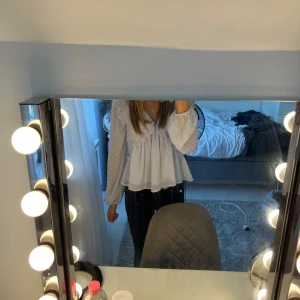 Blå söt volang blus💙 - Söt blus från Gina tricot  Inte använt så många gånger det är darför jag säljer den bra skick storleken är 158-164 från barnavdelningen men funkar som XXS och XS💞💞