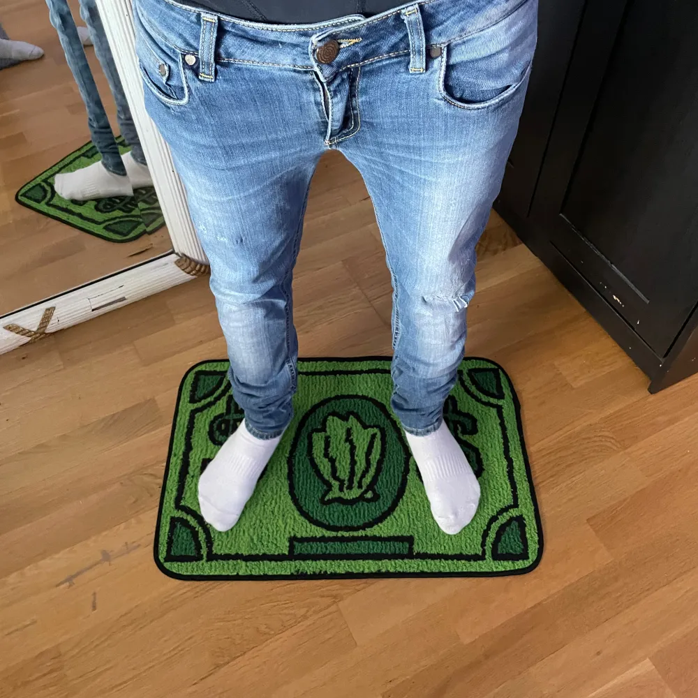 Feta dondup jeans med ass feta slitningar!🤩  storlek 27 men är väldigt stora i storleken så skulle säga att den även passar 29!😃 Killen på bilden har storlek 29 vanligtvist, skriv vid intresse och frågor!🤩🔥✌🏼. Jeans & Byxor.