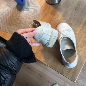 Axel arigato skor - Clean 90s finns äkthetsbevis o kartong. Har även nya snören o dom e lätta att göra rent