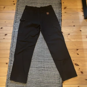 Carhartt double knees carpenter pants/jeans - Tja! Säljer dessa carhartt double knees🟤De är nästan oanvända och är i fint skick☕️De passar perfekt nu till hösten och är i storlek M🍁 Hlr av dig vid frågor🙏