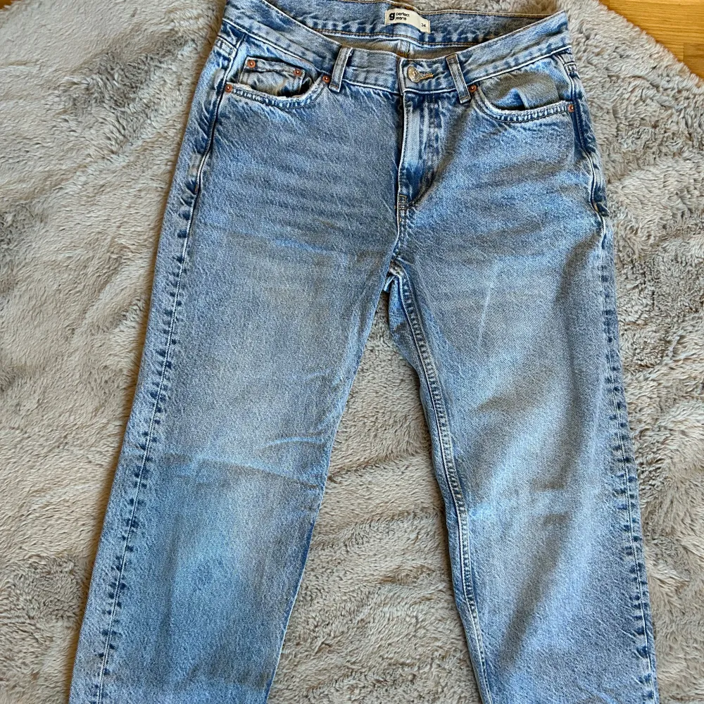 Ett par snygga raka jeans från Gina Tricot som aldrig har använts då dom är för små.. Jeans & Byxor.