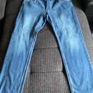 Levis byxor  - Jag säljer dessa lyssnade ljus blåa Levis Jens 9/10 inte andvända så mycket och är stora på mig 